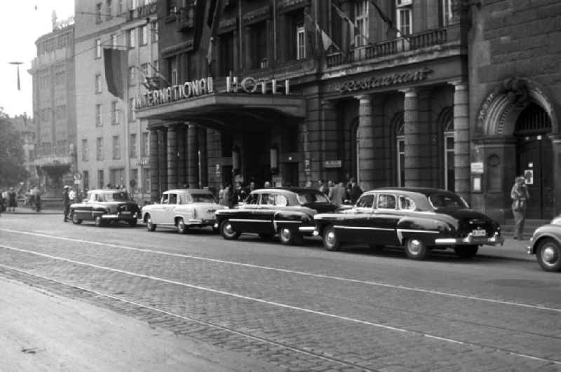 Noble Luxuskarossen parken vor dem Hotel International in Leipzig. Das älteste Luxushotel Leipzigs gehörte als Hotel Fürstenhof in der ersten Hälfte des 2