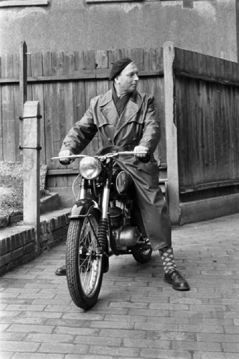 Ein Mann präsentiert stolz sein neues Motorrad: eine RT 125 aus dem VEB Motorradwerk Zschopau (MZ). Die RT 125 wurde von 1935 bis 1965 von verschiedenen Herstellern produziert und gilt als eines der meistgebauten Motorräder der Welt. In der DDR war sie das vergleichsweise günstigste zulassungspflichtige Kraftfahrzeug.
