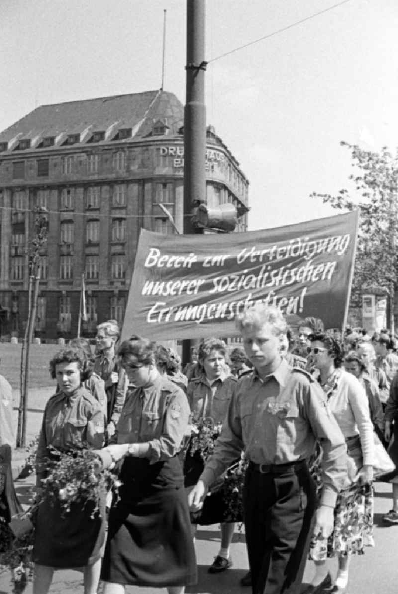FDJler tragen auf der Demonstration zum 1. Mai 1957 in Leipzig ein Transparent mit der Aufschrift 'Bereit zur Verteidigung unserer sozialistischen Errungenschaften!'