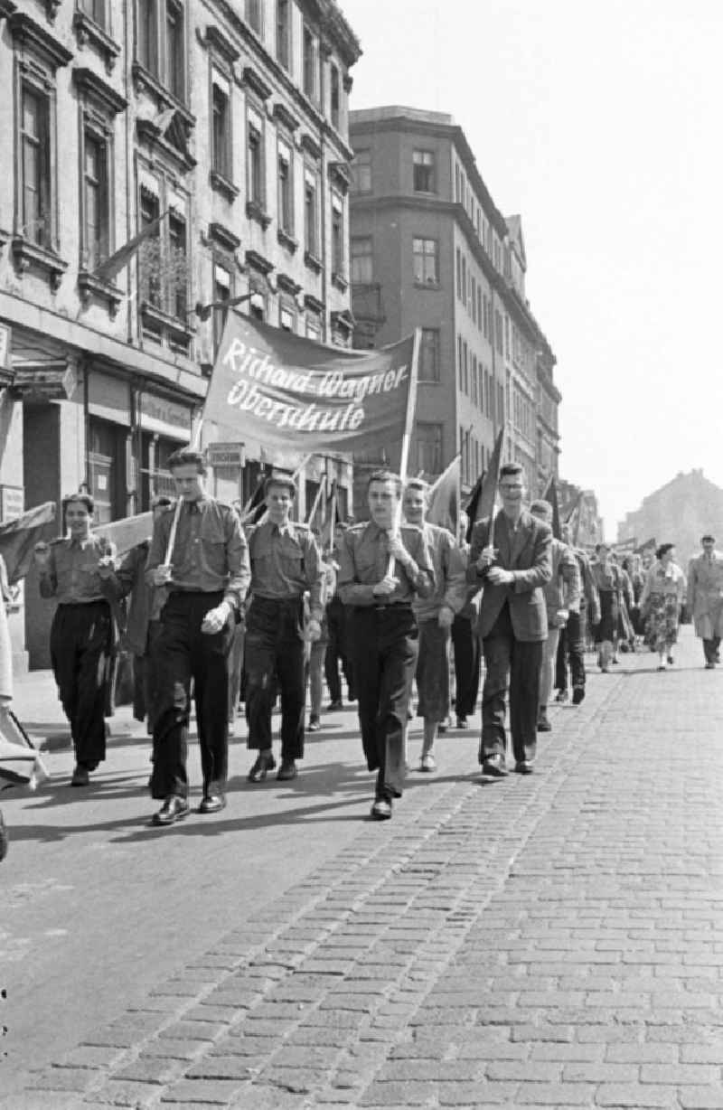 FDJler der Richard-Wagner-Oberschule in Leipzig tragen auf der Demonstration zum 1. Mai 1957 Einheitskleidung, Transparente und Fahnen.