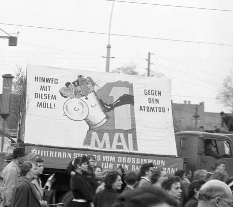 Teilnehmer an der Demonstration zum 1. Mai 1958 in Leipzig tragen ein Transparent mit der Aufschrift 'Hinweg mit diesem Müll! Gegen den Atomtod!'