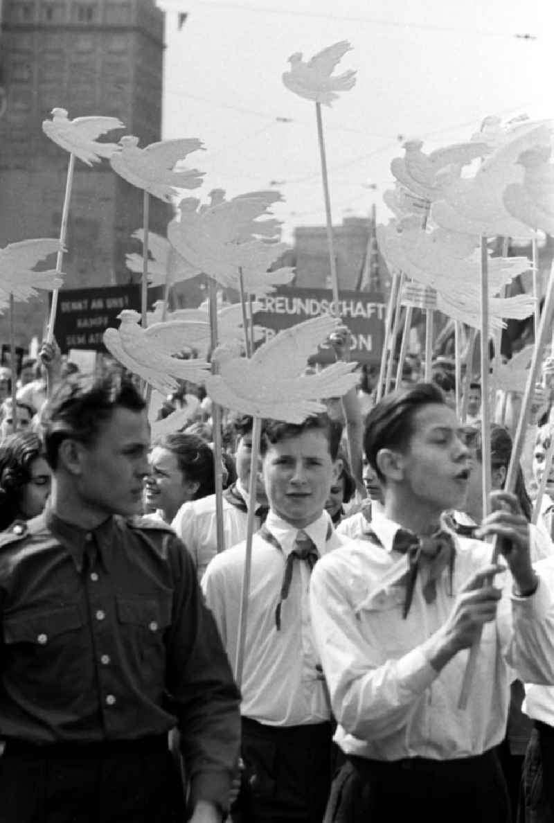 Junge Pioniere halten auf der Demonstration zum 1. Mai 1958 in Leipzig Friedenstauben in die Höhe. Die Friedenstaube als Symbol des Friedens war in der DDR ein zu Propagandazwecken immer wieder verwendetes Motiv.