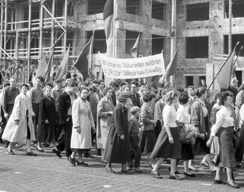 Teilnehmer an der Demonstration zum 1. Mai 1958 in Leipzig tragen ein Transparent mit der Aufschrift 'Von unseren Abiturienten meldeten sich 24 zur Volksarmee freiwillig'.