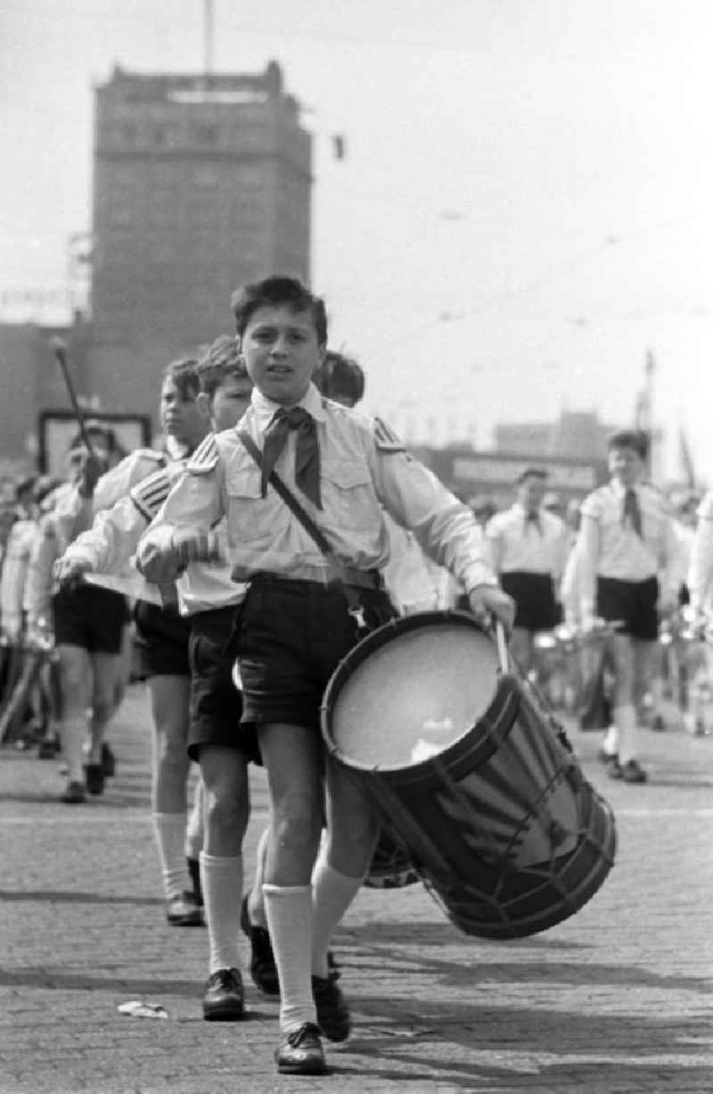 Ein Musikkorps der Jungen Pioniere nimmt an der Demonstration zum 1. Mai 1958 in Leipzig teil, hier ein Junge mit einer großen Trommel, einem Symbol der Pionierorganisation in der DDR.
