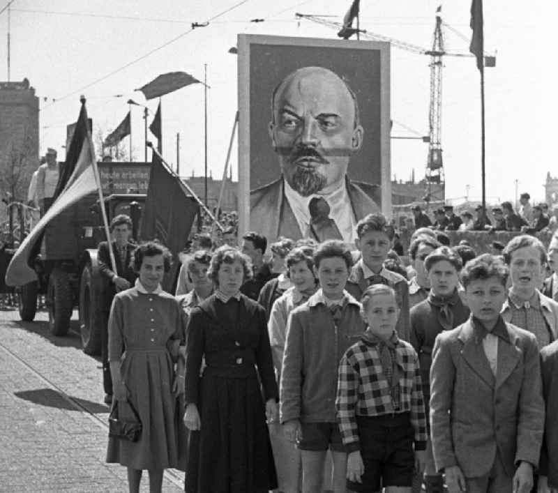 Teilnehmer an der Demonstration zum 1. Mai 1958 in Leipzig tragen ein überdimensionales Lenin-Bildnis.
