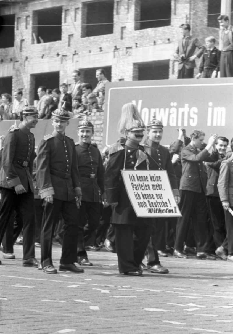 Teilnehmer an der Demonstration zum 1. Mai 1958 in Leipzig tragen Armee-Uniformen der Kaiserzeit, ein Demonstrant trägt ein Schild mit der Aufschrift 'Ich kenne keine Parteien mehr, ich kenne nur noch Deutsche! - Wilhelm II.'