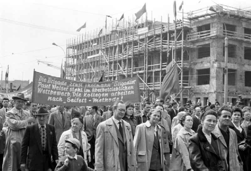Teilnehmer an der Demonstration zum 1. Mai 1958 in Leipzig tragen ein Transparent mit der Aufschrift 'Die Brigade Ernst Thälmann Brigadier Paul Weiser steht im überbetrieblichen Wettbewerb. Die Kollegen arbeiten nach Seifert-Methode!'