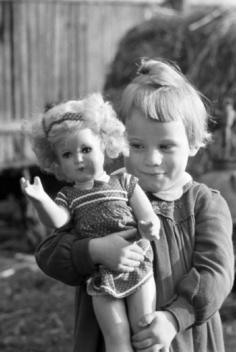 Ein Mädchen hält ihre Puppe fest im Arm in Leipzig.