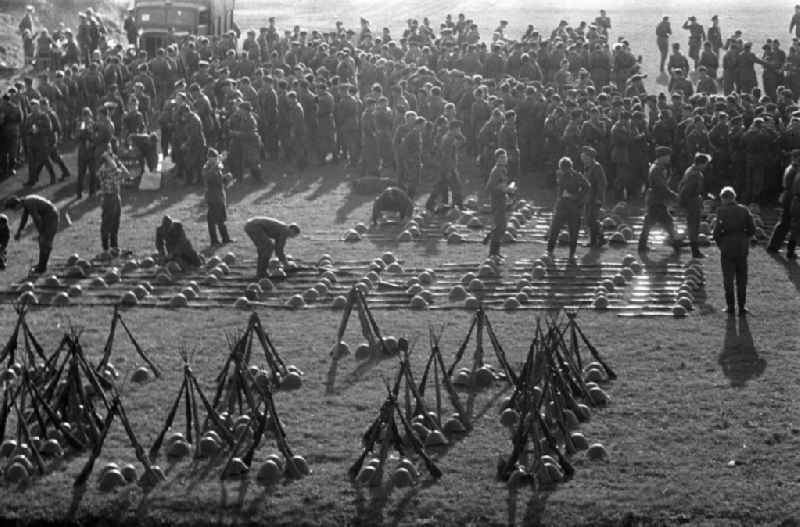 Zur 1. Spartakiade der befreundeten Armeen versammeln sich vom 26.-28. September 1958 die Soldaten der sozialistischen Bruderarmeen auf dem Gelände des Leipziger Sportforums, um im freundschaftlichen Wettkampf ihre Kräfte zu messen.