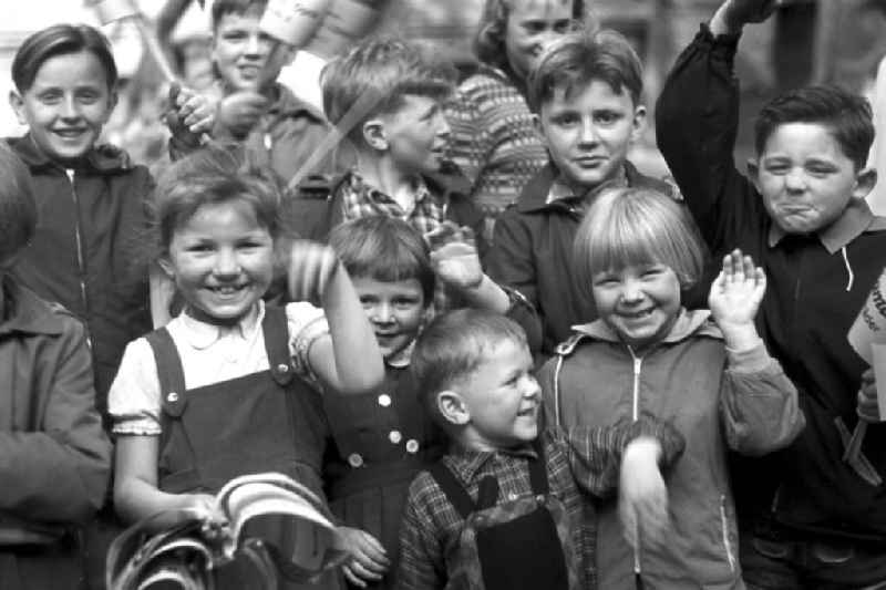 Zur 13. Internationalen Friedensfahrt vom 2. bis 16.5.1960 stehen Kinder am Straßenrand in Leipzig und warten auf die Radrennfahrer. Die Friedensfahrt führte von Prag über Warschau nach Ost-Berlin über eine Gesamtlänge von 2290 km. 2