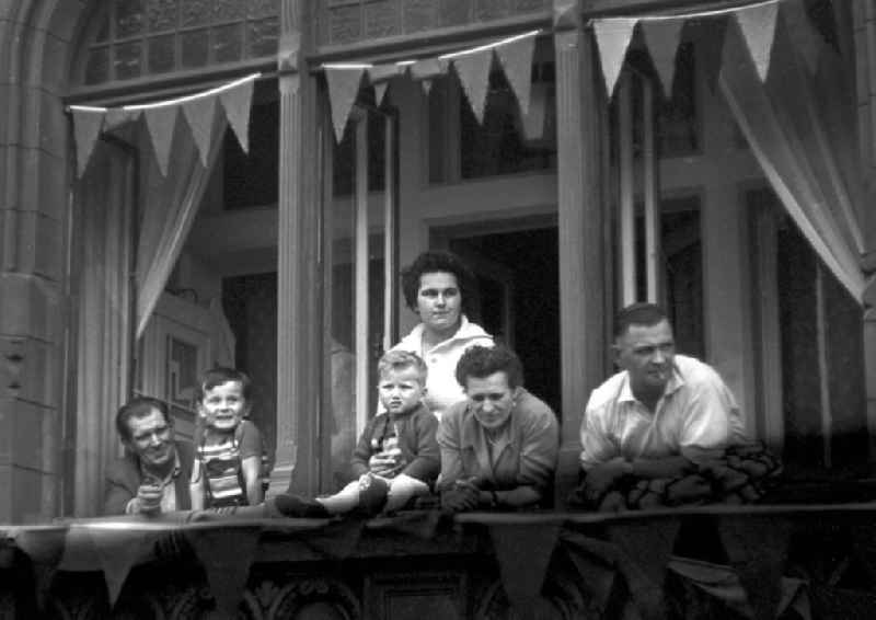 Zur 13. Internationalen Friedensfahrt vom 2. bis 16.5.1960 beobachten die Anwohner das Geschehen vom mit Wimpeln geschmückten Fenster ihres Hauses in Leipzig aus. Die Friedensfahrt führte von Prag über Warschau nach Ost-Berlin über eine Gesamtlänge von 2290 km. 2