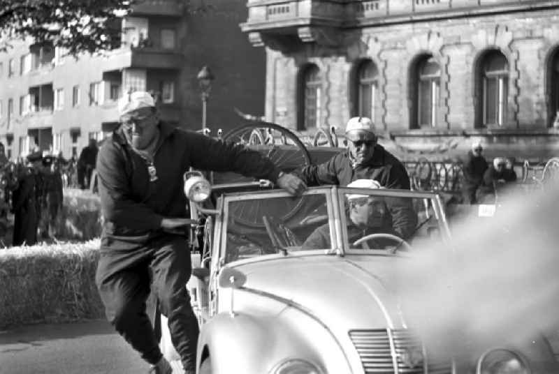 Zur 13. Internationalen Friedensfahrt vom 2. bis 16.5.1960 springt ein Techniker aus dem DDR-Begleitfahrzeug in Leipzig. Die Friedensfahrt führte von Prag über Warschau nach Ost-Berlin über eine Gesamtlänge von 2290 km. 2