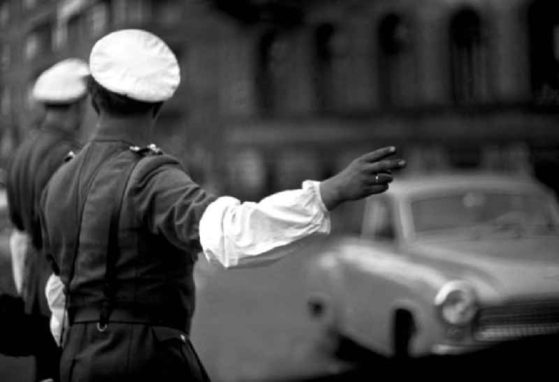 Zur 13. Internationalen Friedensfahrt vom 2. bis 16.5.1960 sorgen Verkehrspolizisten - wegen der weißen Armstulpen und Mützen auch 'weiße Maus' genannt - in Leipzig für die Absperrung der Straßen und regeln den Verkehr. Die Friedensfahrt führte von Prag über Warschau nach Ost-Berlin über eine Gesamtlänge von 2290 km. 2