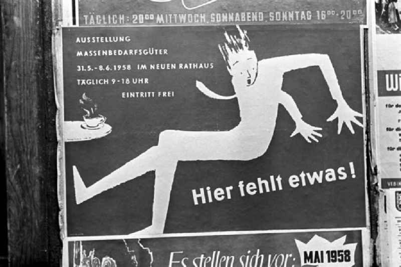 Mit dem Slogan 'Hier fehlt etwas!' wird auf einem Plakat in Leipzig für die Ausstellung Massenbedarfsgüter vom 31.5. bis 8.6.1958 im Neuen Rathaus geworben. In den 5