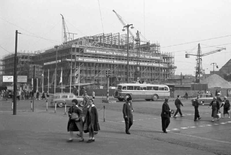 Nach der Zerstörung des Neuen Theaters am Augustusplatz im Zweiten Weltkrieg wird an derselben Stelle von 1956 bis 196