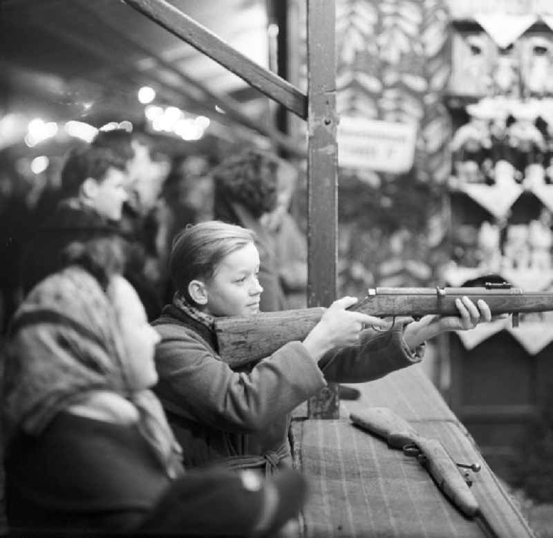 Jugendliche versuchen ihr Glück am Schießstand auf dem Leipziger Weihnachtsmarkt.