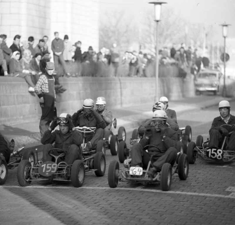 Hunderte Leipziger besuchen das K-Wagen-Rennen in der Innenstadt. K-Wagen war in der DDR bis 199