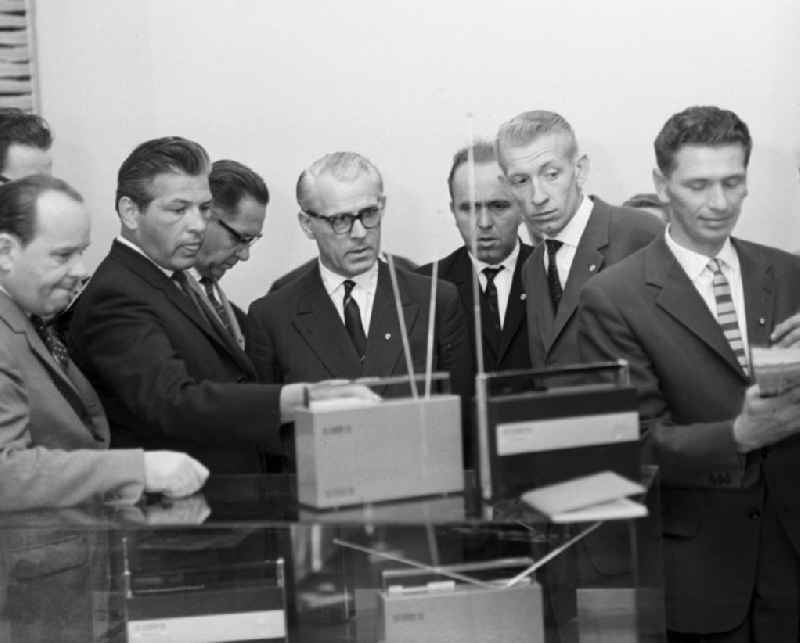 Der Erste Stellvertretende Vorsitzende des Ministerrates der DDR, Willi Stoph (r), besucht auf der Leipziger Herbstmesse 1963 den Stand des VEB Stern-Radio Sonneberg.