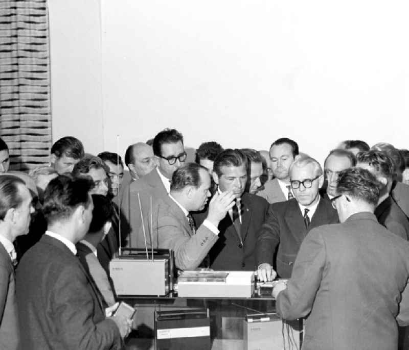 Der Erste Stellvertretende Vorsitzende des Ministerrates der DDR, Willi Stoph (r), besucht auf der Leipziger Herbstmesse 1963 den Stand des VEB Stern-Radio Sonneberg.