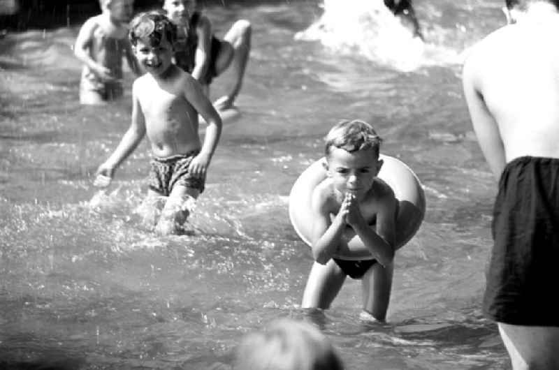 Schwimmenlernen im Wackerbad in Leipzig-Gohlis.