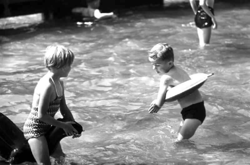 Schwimmenlernen im Wackerbad in Leipzig-Gohlis.