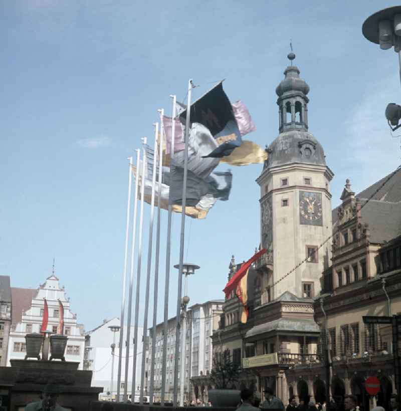 Beflaggung am Alten Rathaus in Leipzig während der Frühjahrsmesse. Im Frühjahr und im Herbst eines jeden Jahres war die Leipziger Messe Treffpunkt der internationalen Handelswelt.