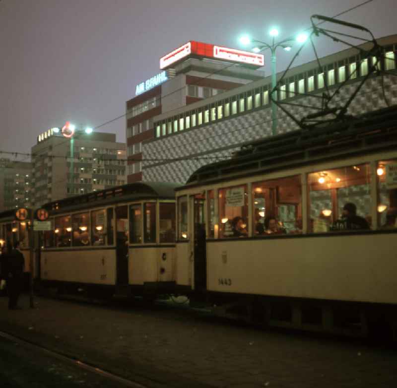 Eine Straßenbahn hält an der Haltestelle am Konsument-Warenhaus am Brühl in Leipzig. Das wegen seiner Fassade volkstümlich auch als Blechbüchse bezeichnete Kaufhaus war am 22. August 1968 als größtes Warenhaus der DDR eröffnet worden.