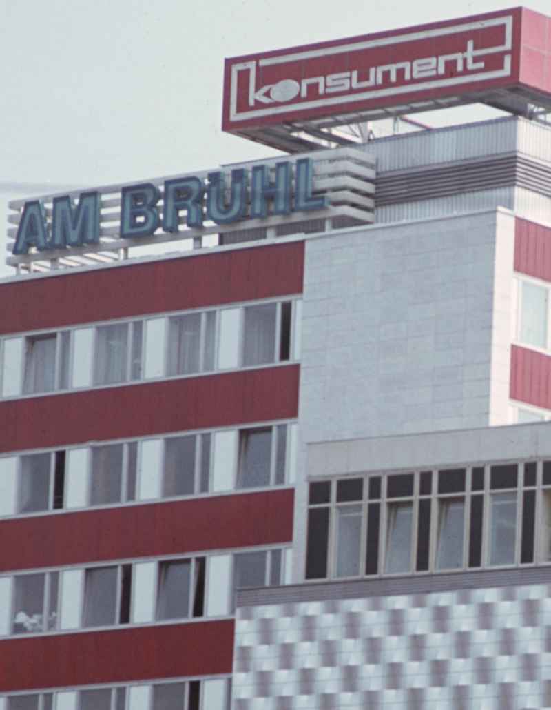Blick auf das Konsument-Warenhaus am Brühl in Leipzig. Das wegen seiner Fassade volkstümlich auch als Blechbüchse bezeichnete Kaufhaus war am 22. August 1968 als größtes Warenhaus der DDR eröffnet worden.