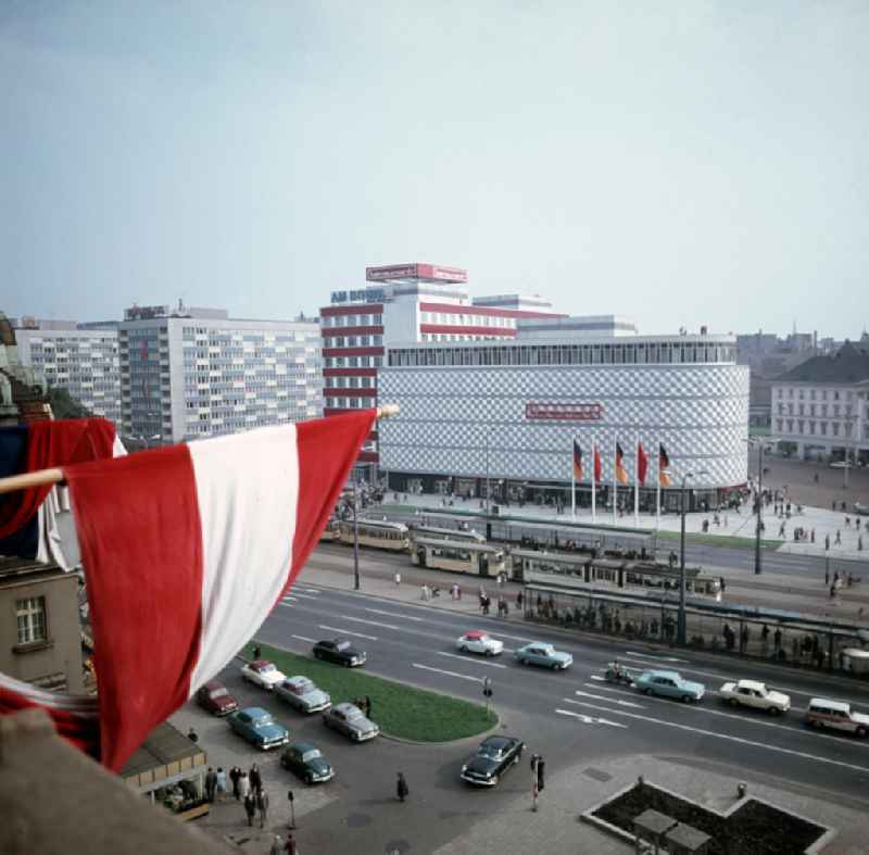Blick auf das Konsument-Warenhaus am Brühl in Leipzig. Das wegen seiner Fassade volkstümlich auch als Blechbüchse bezeichnete Kaufhaus war am 22. August 1968 als größtes Warenhaus der DDR eröffnet worden.