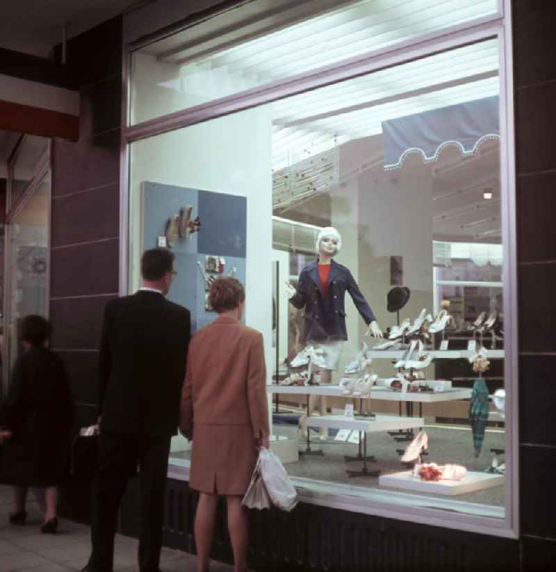 Passanten betrachten die Schaufenster des Konsument-Warenhauses am Brühl in Leipzig. Das wegen seiner Fassade volkstümlich auch als Blechbüchse bezeichnete Kaufhaus war am 22. August 1968 als größtes Warenhaus der DDR eröffnet worden.