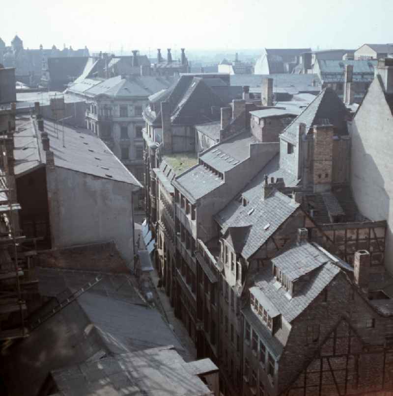 Blick über die Dächer von Altbauten in Leipzig.