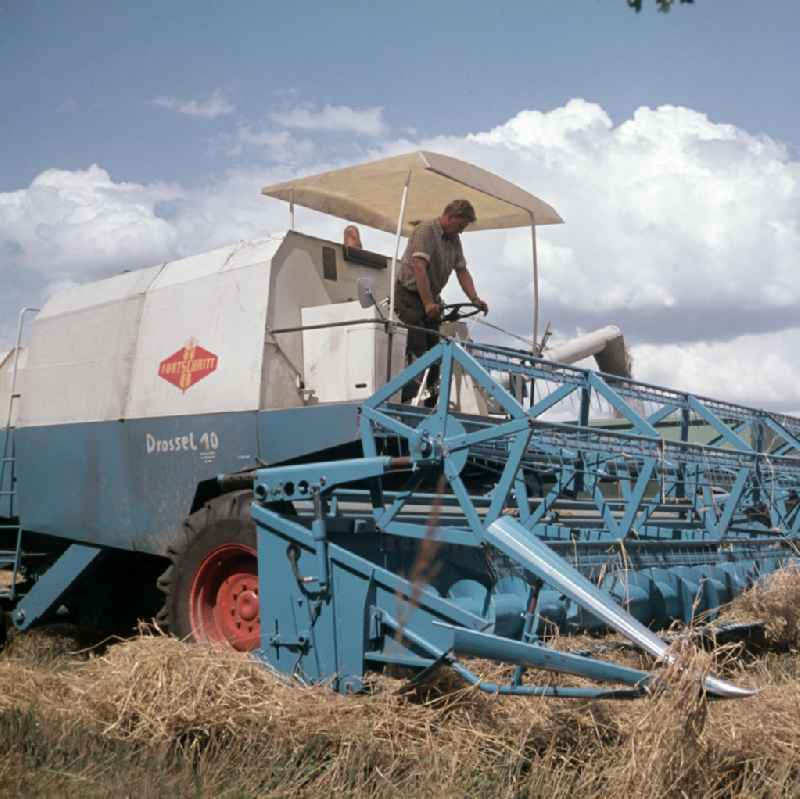 Der Mähdrescher Fortschritt E512 im Einsatz. Diese selbstfahrende Erntemaschine zum Dreschen von Getreide, Ölsaaten und Hülsenfrüchten war 1968 erstmals auf der Leipziger Messer der Öffentlichkeit vorgestellt worden und war zu diesem Zeitpunkt der leistungsfähigste Mähdrescher auf dem Weltmarkt.