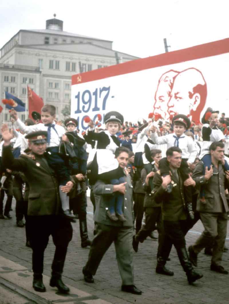 NVA-Soldaten und Sowjetsoldaten tragen Junge Pioniere (DDR) und 'Okotoberkinder' (SU) auf einer Kundgebung zum 'Fest der Freundschaft' in Leipzig anläßlich des 5
