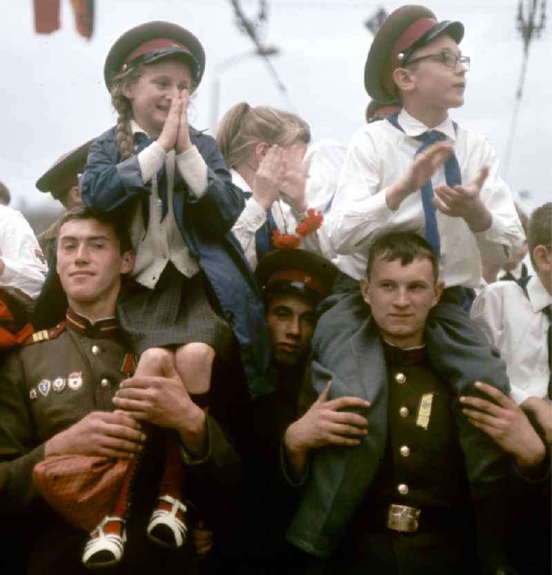 Sowjetsoldaten tragen Junge Pioniere auf einer Kundgebung zum 'Fest der Freundschaft' in Leipzig anläßlich des 5