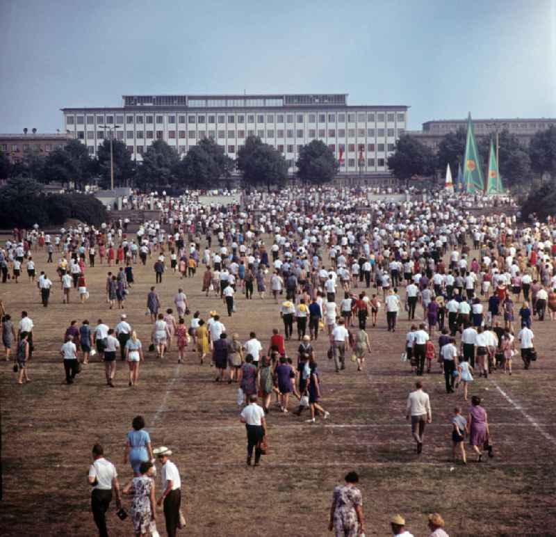 Die Zuschauer des V. Turn- und Sportfestes der DDR vom 24. bis 27.7.1969 in Leipzig strömen über die Festwiese in das Leipziger Zentralstadion.
