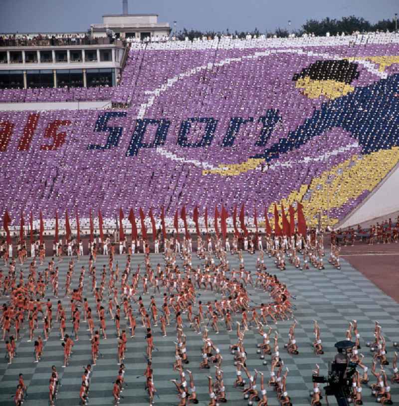 Für die Sportschau zum V. Turn- und Sportfest der DDR vom 24. bis 27.7.1969 in Leipzig gestalten die Teilnehmer im Leipziger Zentralstadion eine Veranstaltung mit Tribünenbildern und Aktionen.