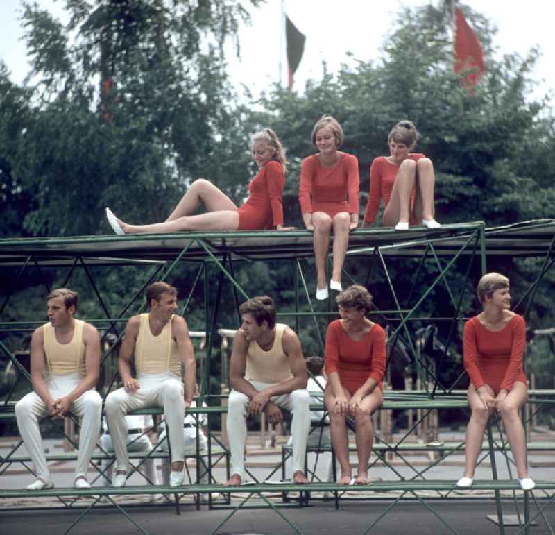 Teilnehmer am Rande des V. Turn- und Sportfestes der DDR vom 24. bis 27.7.1969 in Leipzig.