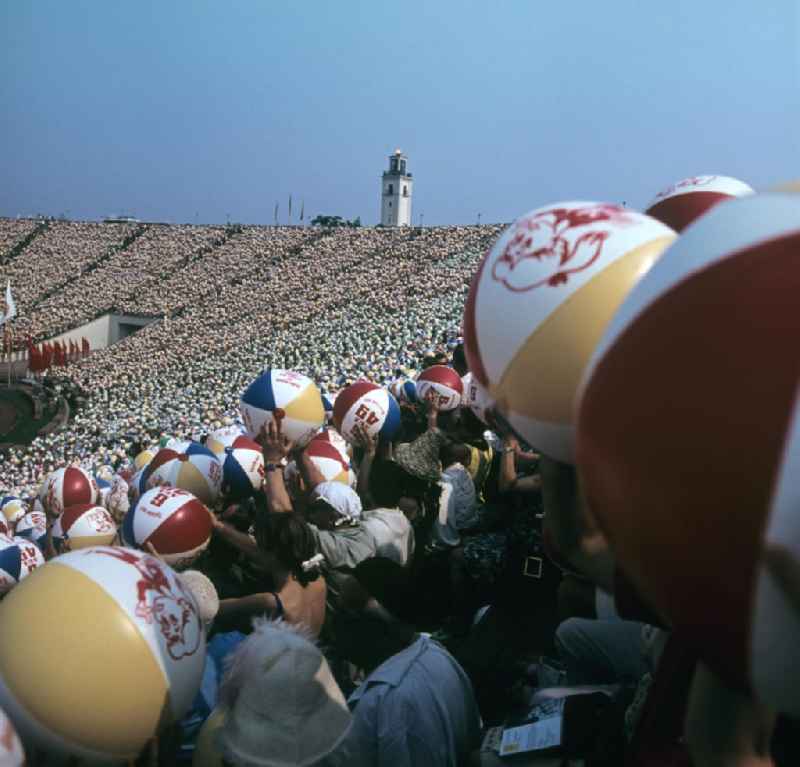 Für die Sportschau zum V. Turn- und Sportfest der DDR vom 24. bis 27.7.1969 in Leipzig werden die Zuschauer im Leipziger Zentralstadion in die Aktionen mit einbezogen. Im Hintergrund der Glockturm.