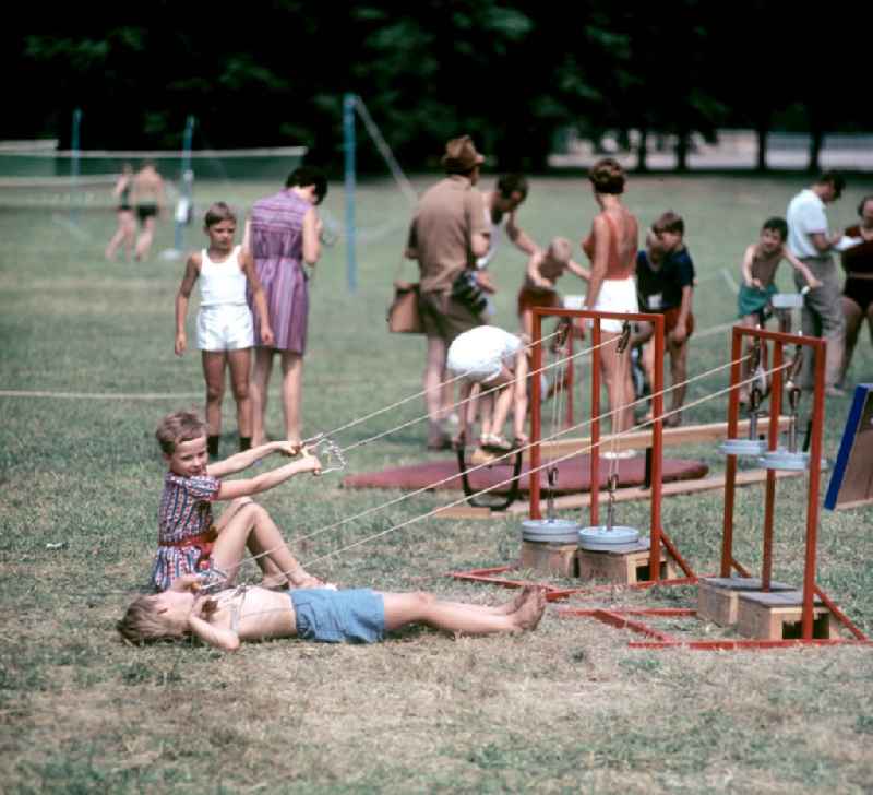 Kinder üben sich an Sportgeräten am Rande des V. Turn- und Sportfestes der DDR vom 24. bis 27.7.1969 in Leipzig.