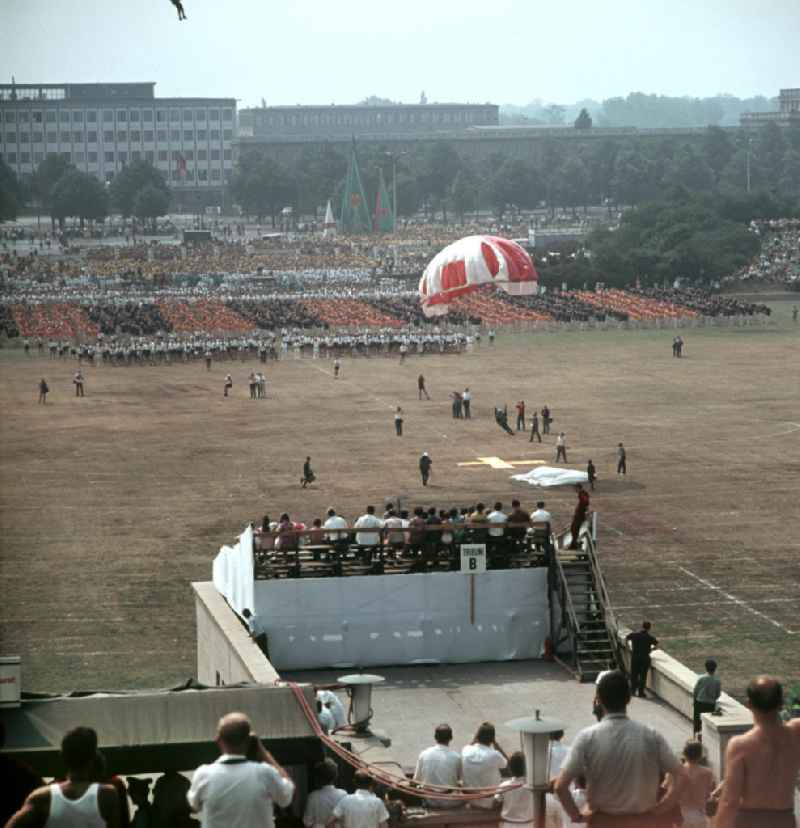 Fallschirmspringer landen auf der Festwiese des Leipziger Zentralstadion beim V. Turn- und Sportfestes der DDR vom 24. bis 27.7.1969.