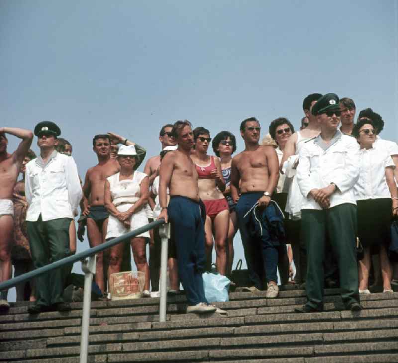 Volkspolizisten und Gäste beim V. Turn- und Sportfest der DDR vom 24. bis 27.7.1969 im Leipziger Zentralstadion.