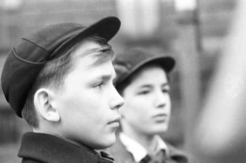 Ein Junge mit einer Kappe / Mütze im Stil der frühen 1960er / 6