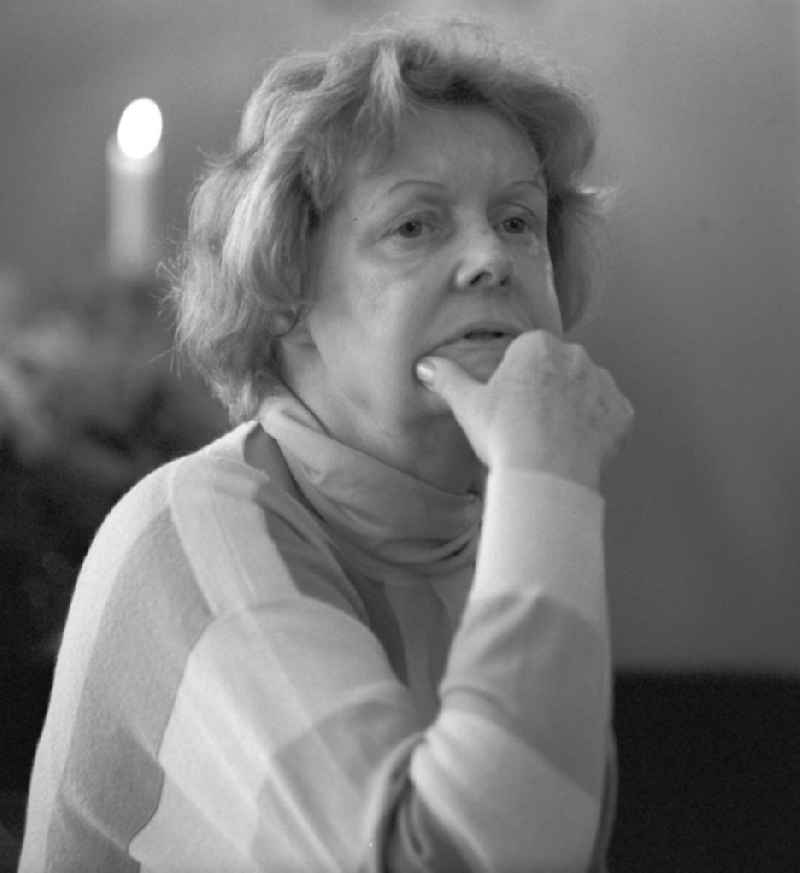 Die Schriftstellerin Eva Zeller auf einer Lesung im Gohliser Schlösschen in Leipzig.