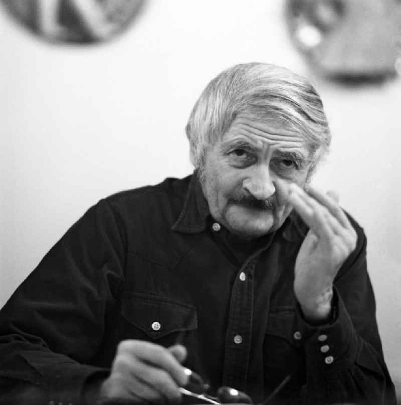 Der ungarische Schriftsteller Almos Csongar auf einer Lesung in der DDR.