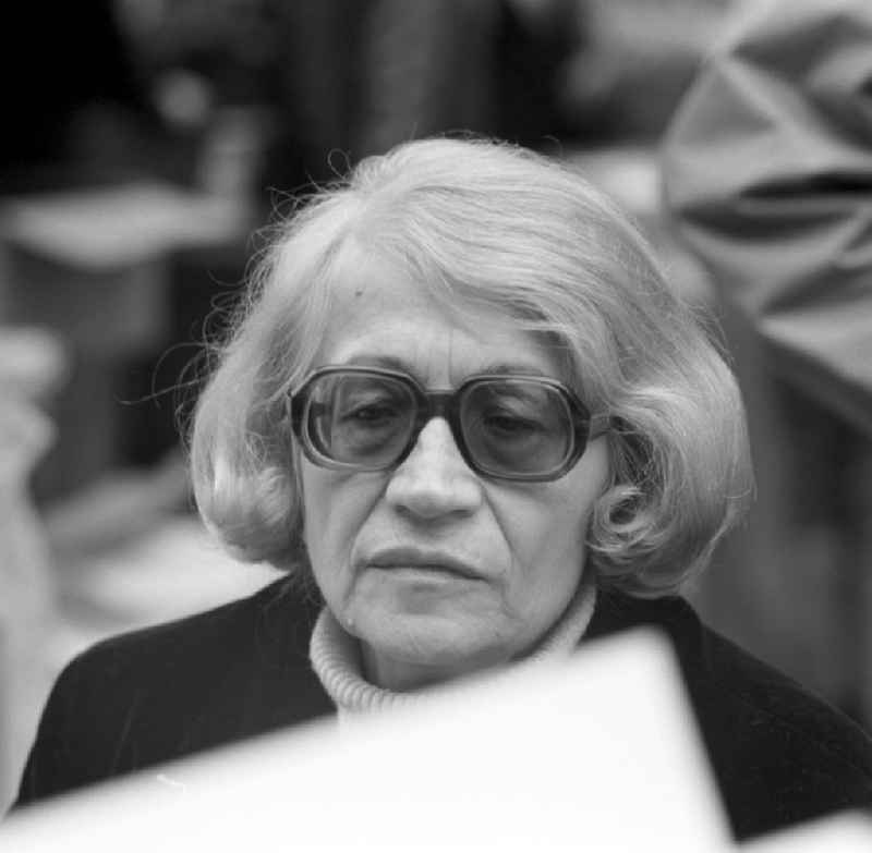 Die Schriftstellerin Hildegard Maria Rauchfuß auf dem Schriftstellerbasar in Leipzig.