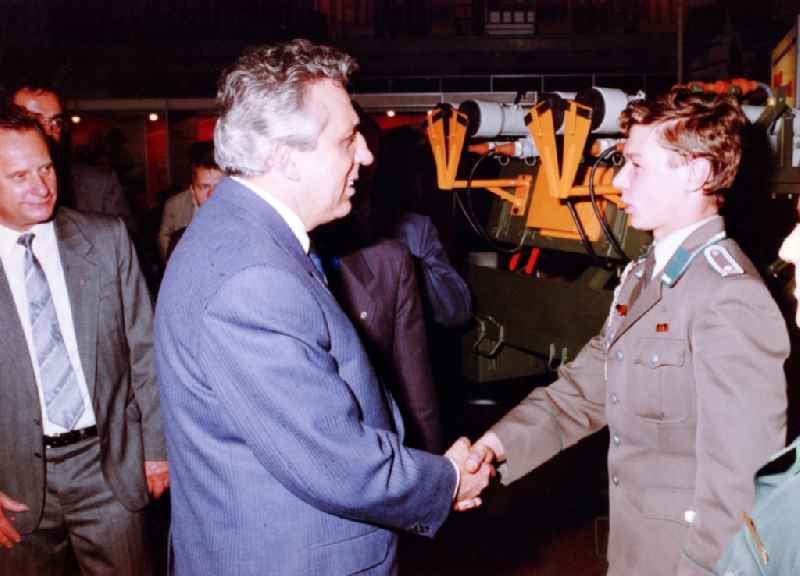 Secretary of the Central Committee of the SED Egon Krenz is greeted by a sergeant in the LSK / LV air forces of the NVA of the GDR to the Central Fair of the Masters of tomorrow ZMMM in Leipzig in Saxony