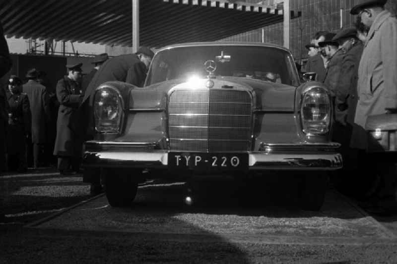 Visitors at the Leipzig Spring Fair Interested in a Mercedes Benz 22