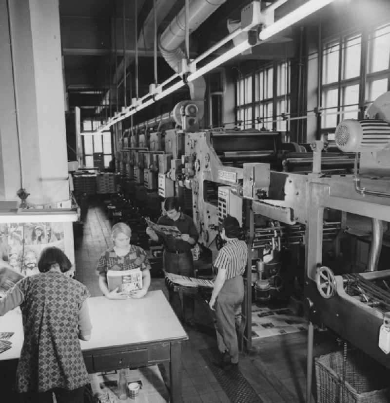 Employees of VEB Interdruck before Plamag (Plauener Maschinenbau AG) web offset printing press in Leipzig in today's State of Saxony. Here were known fashion magazines such as 'PRAMO' and the 'SIBYLLE' is printed. The entire work VEB Interdruck was once an employer for around 3,00
