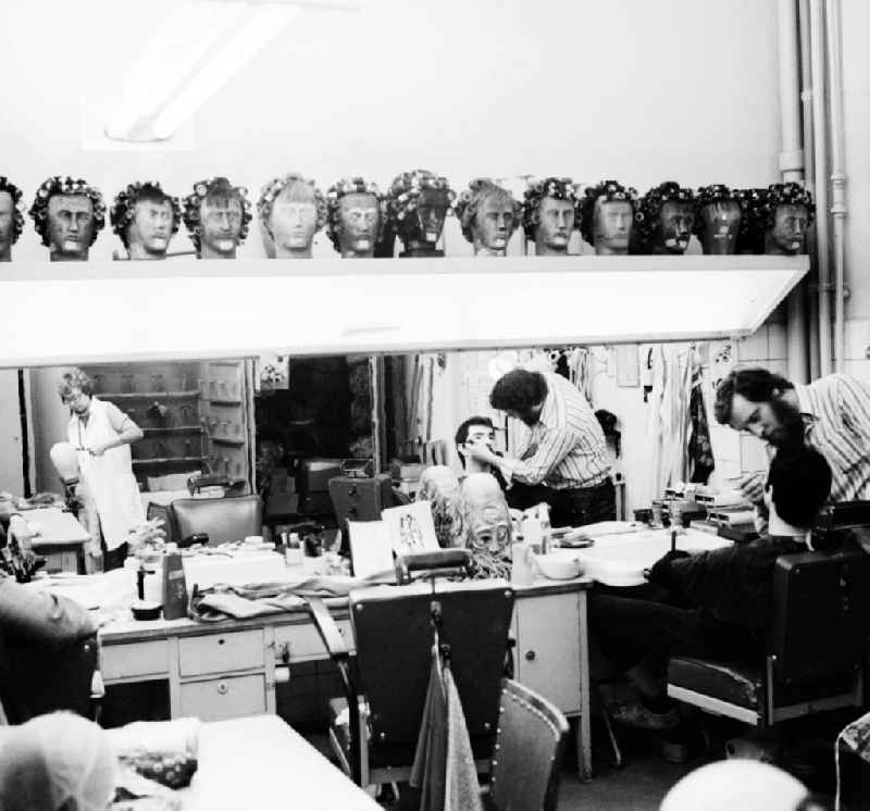 Studio of the makeup artists at the theatrical school - college for music and theatre 'Felix Mendelssohn Bartholdy' Leipzig in Leipzig in the federal state Saxony in the area of the former GDR, German democratic republic