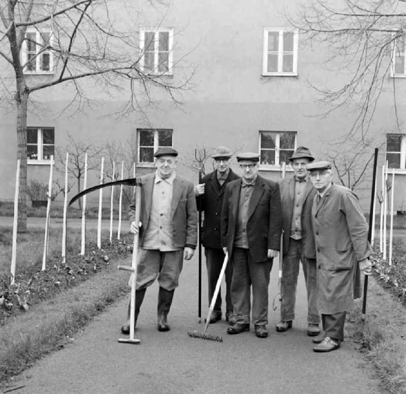 A group of gardeners in the Andersen-Nexoe home in Leipzig in the state Saxony on the territory of the former GDR, German Democratic Republic